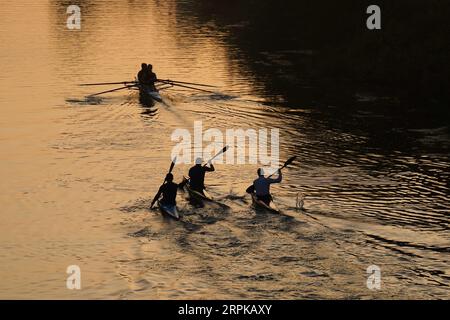 Mitglieder des Warwick Boat Clubs auf dem Fluss Avon sagen heute Morgen eine „letzte Dosis des Sommers“ voraus, mit warmen Sprüchen, die am Dienstag in südlichen Gebieten Englands 30 °C erreichen, und 32 °C am Mittwoch und Donnerstag in Zentral- und Südengland. Bilddatum: Dienstag, 5. September 2023. Stockfoto