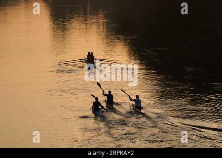 Mitglieder des Warwick Boat Clubs auf dem Fluss Avon sagen heute Morgen eine „letzte Dosis des Sommers“ voraus, mit warmen Sprüchen, die am Dienstag in südlichen Gebieten Englands 30 °C erreichen, und 32 °C am Mittwoch und Donnerstag in Zentral- und Südengland. Bilddatum: Dienstag, 5. September 2023. Stockfoto