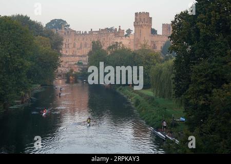 Mitglieder des Warwick Boat Clubs auf dem Fluss Avon sagen heute Morgen eine „letzte Dosis des Sommers“ voraus, mit warmen Sprüchen, die am Dienstag in südlichen Gebieten Englands 30 °C erreichen, und 32 °C am Mittwoch und Donnerstag in Zentral- und Südengland. Bilddatum: Dienstag, 5. September 2023. Stockfoto