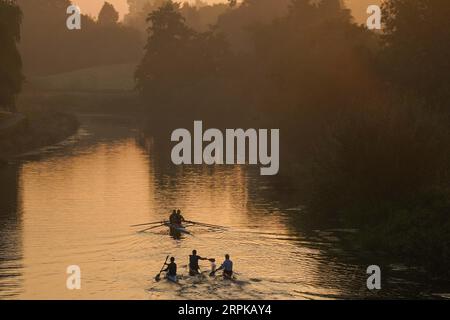 Mitglieder des Warwick Boat Clubs auf dem Fluss Avon sagen heute Morgen eine „letzte Dosis des Sommers“ voraus, mit warmen Sprüchen, die am Dienstag in südlichen Gebieten Englands 30 °C erreichen, und 32 °C am Mittwoch und Donnerstag in Zentral- und Südengland. Bilddatum: Dienstag, 5. September 2023. Stockfoto