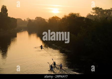 Mitglieder des Warwick Boat Clubs auf dem Fluss Avon sagen heute Morgen eine „letzte Dosis des Sommers“ voraus, mit warmen Sprüchen, die am Dienstag in südlichen Gebieten Englands 30 °C erreichen, und 32 °C am Mittwoch und Donnerstag in Zentral- und Südengland. Bilddatum: Dienstag, 5. September 2023. Stockfoto