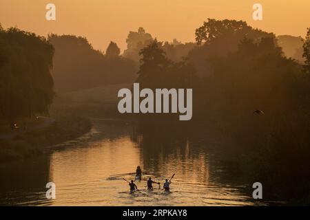 Mitglieder des Warwick Boat Clubs auf dem Fluss Avon sagen heute Morgen eine „letzte Dosis des Sommers“ voraus, mit warmen Sprüchen, die am Dienstag in südlichen Gebieten Englands 30 °C erreichen, und 32 °C am Mittwoch und Donnerstag in Zentral- und Südengland. Bilddatum: Dienstag, 5. September 2023. Stockfoto