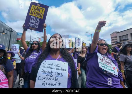 Los Angeles, Usa. September 2023. Gesundheitspersonal und Unterstützer marschieren vor Kaiser Permanente Los Angeles Medical Center während eines Labor Day märz. Quelle: SOPA Images Limited/Alamy Live News Stockfoto