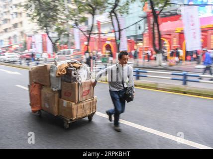 200106 -- CHONGQING, 6. Januar 2020 -- ran Guanghui verschiebt Waren in die südwestchinesische Gemeinde Chongqing, 5. Januar 2020. Ran Guanghui, 50, verdient seinen Lebensunterhalt seit zehn Jahren in Chongqing als Schlagmann. In einer bergigen Stadt wie Chongqing mit einer Fülle von hügeligen Straßen und Leiterbahnen haben Stabmänner Menschen geholfen, indem sie Gepäck und schwere Dinge trugen. Die Stockmänner, die Waren auf Bambusstangen auf ihren Schultern ausbalancierten, verdienten sich Brot durch den Schweiß ihrer Augenbrauen. Ran wurde 2009 einer von ihnen, als er seine Heimatstadt Dianjiang, ein Dorf unter Chongqing, verließ. Ove Stockfoto