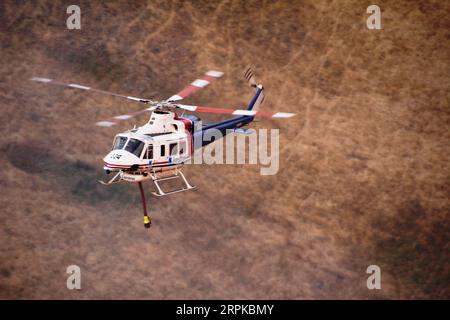 200106 -- BRISBANE, 6. Januar 2020 -- Foto aufgenommen am 20. Dezember 2019 zeigt einen Hubschrauber, der auf der Lexton-Buschfeuerstelle im Westen von Victoria, Australien, arbeitet. Die australische Regierung gründete die National Bushfire Recovery Agency, die am Montag mit anfänglich zwei Milliarden australischen Dollar in Höhe von 1,38 Milliarden US-Dollar finanziert werden sollte. Wayne Riggs/CFA/Handout über Xinhua AUSTRALIA-NATIONAL BUSHFIRE RECOVERY AGENCY BaixXuefei PUBLICATIONxNOTxINxCHN Stockfoto