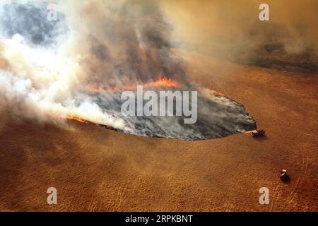 Bilder des Jahres 2020, News 01 Januar News Bilder des Tages 200106 -- BRISBANE, 6. Januar 2020 -- Foto aufgenommen am 20. Dezember 2019 zeigt Feuerwehrautos, die auf der Feuerstelle Lexton Bush im Westen von Victoria, Australien, arbeiten. Die australische Regierung gründete die National Bushfire Recovery Agency, die am Montag mit anfänglich zwei Milliarden australischen Dollar in Höhe von 1,38 Milliarden US-Dollar finanziert werden sollte. Wayne Riggs/CFA/Handout über Xinhua AUSTRALIA-NATIONAL BUSHFIRE RECOVERY AGENCY BaixXuefei PUBLICATIONxNOTxINxCHN Stockfoto