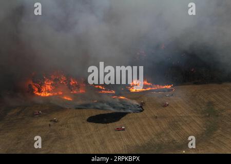 200106 -- BRISBANE, 6. Januar 2020 -- Foto aufgenommen am 20. Dezember 2019 zeigt Feuerwehrautos, die auf der Lexton Bush-Feuerstelle im Westen von Victoria, Australien, arbeiten. Die australische Regierung gründete die National Bushfire Recovery Agency, die am Montag mit anfänglich zwei Milliarden australischen Dollar in Höhe von 1,38 Milliarden US-Dollar finanziert werden sollte. Wayne Riggs/CFA/Handout über Xinhua AUSTRALIA-NATIONAL BUSHFIRE RECOVERY AGENCY BaixXuefei PUBLICATIONxNOTxINxCHN Stockfoto