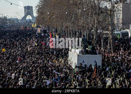 200107 -- TEHERAN, 7. Januar 2020 -- Menschen nehmen an der Bestattungszeremonie des iranischen Generals Qassem Soleimani in Teheran, Iran, 6. Januar 2020 Teil. Hunderttausende Iraner in Teheran trauerten am Montag um die Ermordung von Qassem Soleimani. Foto: /Xinhua IRAN-TEHRAN-QASEM SOLEIMANI-FUNERAL CEREMONY AhmadxHalabisaz PUBLICATIONxNOTxINxCHN Stockfoto