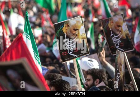200107 -- TEHERAN, 7. Januar 2020 -- während der Bestattungszeremonie des iranischen Generals Qassem Soleimani in Teheran, Iran, 6. Januar 2020, halten die Menschen Poster. Hunderttausende Iraner in Teheran trauerten am Montag um die Ermordung von Qassem Soleimani. Foto: /Xinhua IRAN-TEHRAN-QASEM SOLEIMANI-FUNERAL CEREMONY AhmadxHalabisaz PUBLICATIONxNOTxINxCHN Stockfoto