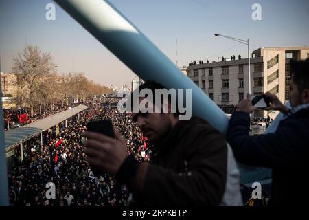 200107 -- TEHERAN, 7. Januar 2020 -- Menschen fotografieren während der Beerdigungszeremonie des iranischen Generals Qassem Soleimani in Teheran, Iran, 6. Januar 2020. Hunderttausende Iraner in Teheran trauerten am Montag um die Ermordung von Qassem Soleimani. Foto: /Xinhua IRAN-TEHRAN-QASEM SOLEIMANI-FUNERAL CEREMONY AhmadxHalabisaz PUBLICATIONxNOTxINxCHN Stockfoto