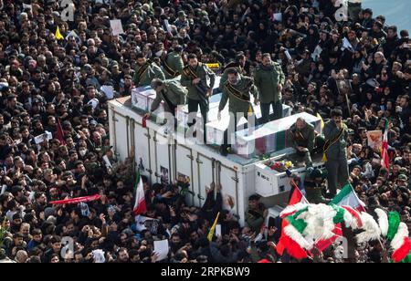 200107 -- TEHERAN, 7. Januar 2020 -- Menschen nehmen an der Bestattungszeremonie des iranischen Generals Qassem Soleimani in Teheran, Iran, 6. Januar 2020 Teil. Hunderttausende Iraner in Teheran trauerten am Montag um die Ermordung von Qassem Soleimani. Foto: /Xinhua IRAN-TEHRAN-QASEM SOLEIMANI-FUNERAL CEREMONY AhmadxHalabisaz PUBLICATIONxNOTxINxCHN Stockfoto