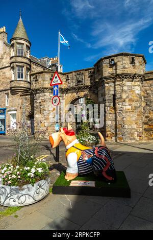 FIT as a Butchers Dog, Westport, Teil von Scotties by the Sea: A New Scottie Dog Statue Trail St Andrews, Fife Stockfoto