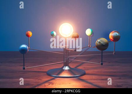 Spielzeug-Sonnensystem-Modellplaneten auf den sich drehenden Armen, die um die Sonne rotieren Stockfoto
