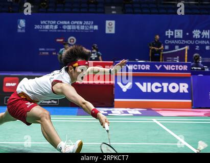 Changzhou, Chinas Provinz Jiangsu. September 2023. Wang Zhiyi aus China kommt beim China Open 2023 in Changzhou, Provinz Jiangsu im Osten Chinas, am 5. September 2023 in der ersten Runde gegen Yeo Jia Min aus Singapur zurück. Quelle: Yang Lei/Xinhua/Alamy Live News Stockfoto