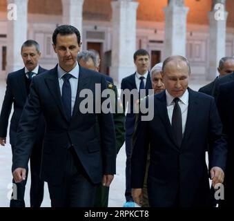 200107 -- DAMASKUS, 7. Januar 2020 -- der syrische Präsident Baschar al-Assad L Front und der russische Präsident Wladimir Putin R Front besuchen am 7. Januar 2020 die Umayyaden-Moschee in Damaskus, Syrien. Der russische Präsident Wladimir Putin kam am Dienstag in Damaskus an und traf mit dem syrischen Präsidenten Baschar al-Assad zusammen, berichtete die staatliche Nachrichtenagentur SANA. /Handout über Xinhua SYRIEN-DAMASKUS-RUSSLAND-PUTIN-BESUCH SyrienPräsidentschaftPUBLICATIONxNOTxINxCHN Stockfoto