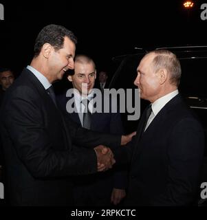 200107 -- DAMASKUS, 7. Januar 2020 -- der syrische Präsident Baschar al-Assad L gibt am 7. Januar 2020 in Damaskus, Syrien, dem russischen Präsidenten Wladimir Putin R die Hand. Der russische Präsident Wladimir Putin kam am Dienstag in Damaskus an und traf mit dem syrischen Präsidenten Baschar al-Assad zusammen, berichtete die staatliche Nachrichtenagentur SANA. /Handout über Xinhua SYRIEN-DAMASKUS-RUSSLAND-PUTIN-BESUCH SyrienPräsidentschaftPUBLICATIONxNOTxINxCHN Stockfoto