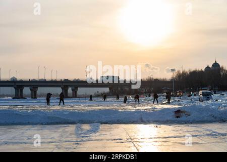 200108 -- HARBIN, 8. Januar 2020 -- Arbeiter sammeln Eis auf dem Songhua Fluss in Harbin, Hauptstadt der nordöstlichen Provinz Heilongjiang, 11. Dezember 2019. Jeden Winter findet in Harbin eine Reihe von Eisskulpturwettbewerben statt. Seit dem 7. Dezember 2019 sammeln und vertreiben Arbeiter Eis und Künstler arbeiten an Skulpturen mit exquisiter Handwerkskunst. Dank dieser Eis- und Schnee-Traummacher hat Harbin Besuchern aus der ganzen Welt eine herrliche Landschaft aus Eis und Schnee präsentiert. CHINA-HARBIN-ICE UND SCHNEEARBEITER UND KÜNSTLER CN XIEXJIANFEI PUBLICATIONXNOTXINXCHN Stockfoto