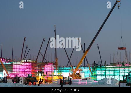 200108 -- HARBIN, 8. Januar 2020 -- Arbeiter bauen die Harbin Ice and Snow World in Harbin, Hauptstadt der nordöstlichen Provinz Heilongjiang, 15. Dezember 2019. Jeden Winter findet in Harbin eine Reihe von Eisskulpturwettbewerben statt. Seit dem 7. Dezember 2019 sammeln und vertreiben Arbeiter Eis und Künstler arbeiten an Skulpturen mit exquisiter Handwerkskunst. Dank dieser Eis- und Schnee-Traummacher hat Harbin Besuchern aus der ganzen Welt eine herrliche Landschaft aus Eis und Schnee präsentiert. CHINA-HARBIN-ICE UND SCHNEEARBEITER UND KÜNSTLER CN XIEXJIANFEI PUBLICATIONXNOTXINXCHN Stockfoto