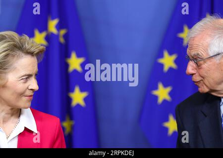 News Bilder des Tages 200108 -- BRÜSSEL, 8. Januar 2020 -- die Präsidentin der Europäischen Kommission, Ursula von der Leyen L, und die hohe Vertreterin der EU für Außen- und Sicherheitspolitik, Josep Borrell Fontelles, nehmen nach einem Treffen des Kollegiums der Kommissionsmitglieder am 8. Januar 2020 am EU-Hauptsitz in Brüssel, Belgien, an einer Pressekonferenz Teil. Von der Leyen rief am Mittwoch zu einem Dialog statt zu einem Krieg im Nahen Osten auf und sagte, dass der Einsatz von Waffen jetzt aufhören müsse. BELGIEN-BRÜSSEL-EU-NAHER OSTEN ZhangxCheng PUBLICATIONxNOTxINxCHN Stockfoto