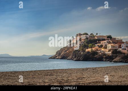 Bolnuevo Strand, romantische Küstenlandschaft mit Häusern auf einem Hügel, Spanien Stockfoto