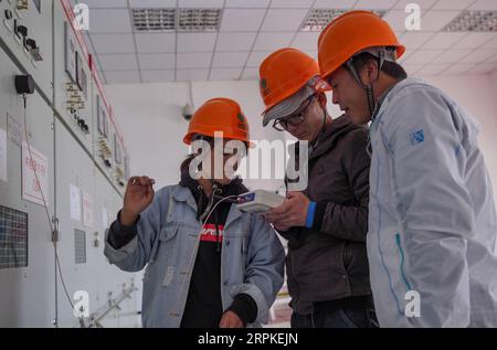 200109 -- LHASA, 9. Januar 2020 -- Techniker der Xigaze Power Supply Company der State Grid Tibet Power Co., Ltd. Führen am 14. Mai 2019 Routinewartungen an der 110KV Tingri-Umspannstation in Tingri, der südwestchinesischen autonomen Region Tibet, durch. Im Jahr 2019 wurde der Wiederaufbau des ländlichen Stromnetzes in Tibet beschleunigt, wobei die Bevölkerung, die Strom nutzen kann, um 25.000. Inzwischen hat das Hauptenergienetz 66 Bezirke und Bezirke in Tibet abgedeckt. Jigme Dorje CHINA-TIBET-POWER GRID-CONSTRUCTION CN JinxMeiduoji PUBLICATIONxNOTxINxCHN Stockfoto