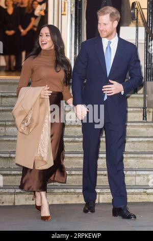 200109 -- LONDON, 9. Januar 2020 Xinhua -- Prinz Harry, Herzog von Sussex und Meghan, Herzogin von Sussex, verlassen nach einem Besuch im Canada House in London, Großbritannien am 7. Januar 2020. Die Absicht des Herzogs und der Herzogin von Sussex, sich vom königlichen Leben zurückzuziehen, dominierte am Donnerstag die Schlagzeilen in Großbritannien. Foto von Ray Tang/Xinhua BRITAIN-LONDON-DUKE UND HERZOGIN VON SUSSEX-ANKÜNDIGUNG PUBLICATIONxNOTxINxCHN Stockfoto