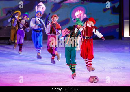 200109 -- MOSKAU, 9. Januar 2020 Xinhua -- Künstler treten am 9. Januar 2020 in der Schneewittchen-Ballettshow in Moskau auf. Das Eisballett ist ein Highlight des „Journey to Christmas Festival“ vom 13. Dezember 2019 bis 31. Januar 2020. Foto von Maxim Chernavsky/Xinhua RUSSLAND-MOSKAU-EISBALLETT-SCHNEEWEISS PUBLICATIONxNOTxINxCHN Stockfoto