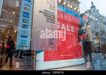 200109 -- WIEN, 9. Januar 2020 -- am 9. Januar 2020 wird in Peek & Cloppenburg, einer großen Bekleidungsfachhandelskette in Wien, Österreich, Ein Schild zur Zahlung durch Alipay ausgestellt. Chinas mobiles Zahlungsverkehrsunternehmen Alipay startete sein Geschäft 2018 in Wien. Nach zwei Jahren Entwicklung sind Zahlungen mit Alipay in vielen Filialen in Wien verfügbar, so dass immer mehr chinesische Besucher die mobile Zahlung hier nutzen können. ÖSTERREICH-WIEN-CHINA-ALIPAY GuoxChen PUBLICATIONxNOTxINxCHN Stockfoto