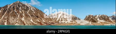 Panorama des Gullybukta- und Gullybreen-Gletschers am Magdalenefjorden in Svalbard, Norwegen Stockfoto