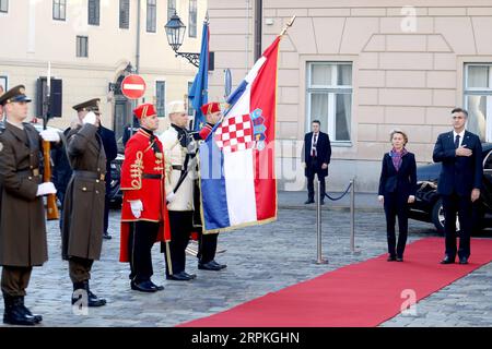 200110 -- ZAGREB, 10. Januar 2020 -- der kroatische Premierminister Andrej Plenkovic 1st R und die Präsidentin der Europäischen Kommission Ursula von der Leyen 2nd R inspizieren am 10. Januar 2020 die Ehrengarde in Zagreb, Kroatien. /Pixsell Via Xinhua CROATIA-ZAGREB-EU-URSULA VON DER LEYEN-VISIT PatrikxMacek PUBLICATIONxNOTxINxCHN Stockfoto