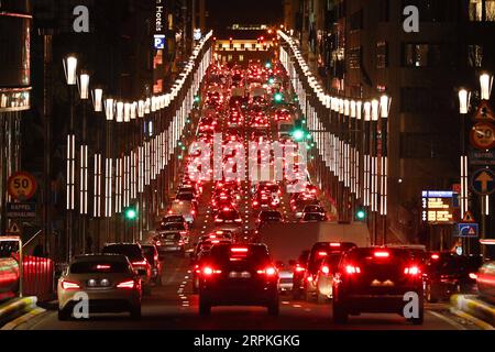 200110 -- BRÜSSEL, 10. Januar 2020 -- der Verkehr wird während der abendlichen Rush Hour in Brüssel, Belgien, am 10. Januar 2020 gesehen. BELGIEN-BRÜSSEL-VERKEHR ZhengxHuansong PUBLICATIONxNOTxINxCHN Stockfoto