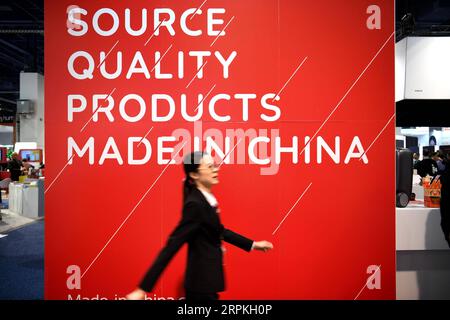 200111 -- LAS VEGAS, 11. Januar 2020 -- Eine Frau geht an einem Poster auf der Consumer Electronics Show CES 2020 in Las Vegas, USA, 7. Januar 2020 vorbei. Xinhua HeadlinesU.S.-LAS VEGAS-CES-CHINESISCHES UNTERNEHMEN-FÜHRENDES PRODUKT WuxXiaoling PUBLICATIONxNOTxINxCHN Stockfoto