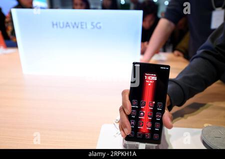 200111 -- LAS VEGAS, 11. Januar 2020 -- Ein Besucher erlebt Ein 5G-Smartphone am Stand von Huawei auf der Consumer Electronics Show 2020 in Las Vegas, USA, 7. Januar 2020. Xinhua HeadlinesU.S.-LAS VEGAS-CES-CHINESISCHES UNTERNEHMEN-FÜHRENDES PRODUKT WuxXiaoling PUBLICATIONxNOTxINxCHN Stockfoto