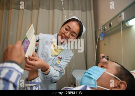 200111 -- CHANGSHA, 11. Januar 2020 -- Yi Lili, ein Mitglied der psychologisch-pflegenden Gruppe, ermutigt einen Patienten, Tagebücher zu schreiben, um Stress im Hunan Cancer Hospital in Changsha, Provinz Hunan, 10. Januar 2020 zu lindern. Eine psychologisch-betreuende Gruppe, die Psychotherapie, Musik- und Maltherapie anbietet, hat Krebspatienten seit ihrer Gründung im Jahr 2007 im Hunan Cancer Hospital kostenlos betreut. Xue Yuke CHINA-HUNAN-CHANGSHA-CANCER-PSYCHOLOGY-CARE CN XuexYuge PUBLICATIONxNOTxINxCHN Stockfoto