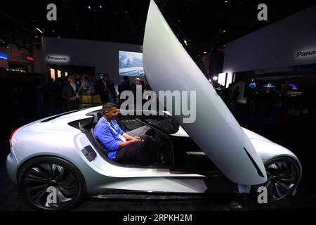 200111 -- LAS VEGAS, 11. Januar 2020 -- Ein Mitarbeiter sitzt in einem Auto während der Consumer Electronics Show CES 2020 in Las Vegas, USA, 7. Januar 2020. Die weltweit führende Tech-Show wurde hier am Freitag abgeschlossen. Die viertägige Messe zog mehr als 4.500 Aussteller aus über 160 Ländern an. U.S.-LAS VEGAS-CES-FAZIT WuxXiaoling PUBLICATIONxNOTxINxCHN Stockfoto