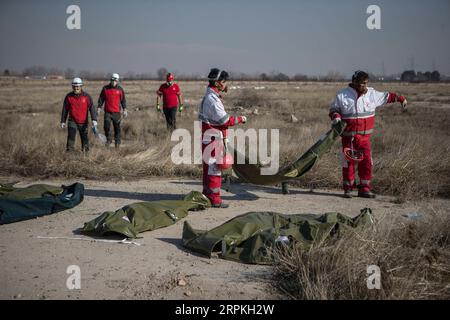 200111 -- TEHERAN, 11. Januar 2020 Xinhua -- Rettungskräfte arbeiten neben den Leichen von Opfern an der Flugunfallstelle eines ukrainischen Passagierflugzeugs der Boeing 737 im Bezirk Parand, Süd-Teheran, Iran, am 8. Januar 2020. Das iranische Staatsfernsehen am Samstag zitierte das iranische Militär mit der Aussage, dass es am Mittwoch unbeabsichtigt den ukrainischen Jetliner abgeschossen habe, bei dem alle 176 Passagiere und Besatzungsmitglieder an Bord getötet wurden. ZUM SCHLUSS: Iran sagt, dass er unbeabsichtigt ukrainischen Jet-liner abgeschossen hat Foto von Ahmad Halabisaz/Xinhua IRAN-TEHERAN-UKRAINISCHER JET-SHOOTING-DOWN PUBLICATIONxNOTxINxCHN Stockfoto