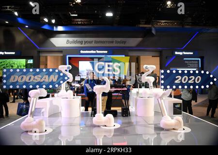 200111 -- LAS VEGAS, 11. Januar 2020 -- Mechanische Arme bewegen sich mit Musik während der Consumer Electronics Show CES 2020 in Las Vegas, USA, 9. Januar 2020. Die weltweit führende Tech-Show wurde hier am Freitag abgeschlossen. Die viertägige Messe zog mehr als 4.500 Aussteller aus über 160 Ländern an. U.S.-LAS VEGAS-CES-FAZIT WuxXiaoling PUBLICATIONxNOTxINxCHN Stockfoto