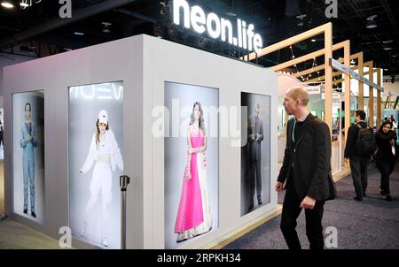 200111 -- LAS VEGAS, 11. Januar 2020 -- Ein Besucher spaziert am Stand von NEON während der Consumer Electronics Show CES 2020 in Las Vegas, USA, 10. Januar 2020 vorbei. Die weltweit führende Tech-Show wurde hier am Freitag abgeschlossen. Die viertägige Messe zog mehr als 4.500 Aussteller aus über 160 Ländern an. U.S.-LAS VEGAS-CES-FAZIT WuxXiaoling PUBLICATIONxNOTxINxCHN Stockfoto