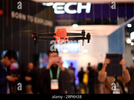 200111 -- LAS VEGAS, 11. Januar 2020 -- Besucher fotografieren ein unbemanntes Luftfahrzeug UAV während der Consumer Electronics Show 2020 in Las Vegas, USA, 7. Januar 2020. Die weltweit führende Tech-Show wurde hier am Freitag abgeschlossen. Die viertägige Messe zog mehr als 4.500 Aussteller aus über 160 Ländern an. U.S.-LAS VEGAS-CES-FAZIT WuxXiaoling PUBLICATIONxNOTxINxCHN Stockfoto