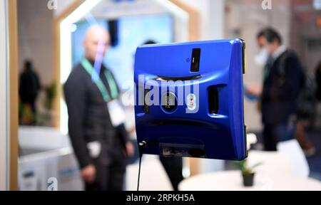 200111 -- LAS VEGAS, 11. Januar 2020 -- Ein Besucher sieht einen Fensterreinigungsroboter während der Consumer Electronics Show CES 2020 in Las Vegas, USA, 9. Januar 2020. Die weltweit führende Tech-Show wurde hier am Freitag abgeschlossen. Die viertägige Messe zog mehr als 4.500 Aussteller aus über 160 Ländern an. U.S.-LAS VEGAS-CES-FAZIT WuxXiaoling PUBLICATIONxNOTxINxCHN Stockfoto