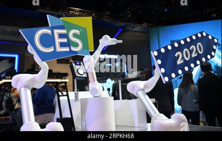 200111 -- LAS VEGAS, 11. Januar 2020 -- Mechanische Arme bewegen sich mit Musik während der Consumer Electronics Show CES 2020 in Las Vegas, USA, 9. Januar 2020. Die weltweit führende Tech-Show wurde hier am Freitag abgeschlossen. Die viertägige Messe zog mehr als 4.500 Aussteller aus über 160 Ländern an. U.S.-LAS VEGAS-CES-FAZIT WuxXiaoling PUBLICATIONxNOTxINxCHN Stockfoto