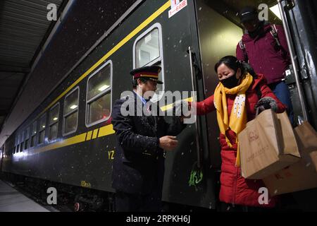 200111 -- LANZHOU, 11. Januar 2020 -- Zugführer Qiu Shuping hilft Passagieren beim Aussteigen aus dem Zug Nr. 7505 am Bahnhof Yongdeng in der nordwestchinesischen Provinz Gansu, 10. Januar 2020. Der Zug Nr. 7505, der von Lanzhou nach Wuwei fährt, ist ein vierteiliger gewöhnlicher Zug. Der Zug, der mehr als ein Dutzend kleine Bahnhöfe zwischen Lanzhou und Wuwei verbindet, fährt 290 Kilometer in 5 Stunden und 27 Minuten. Der volle Fahrpreis beträgt 18,5 Yuan, etwa 2,7 US-Dollar, der niedrigste Fahrpreis beträgt 1 Yuan. Seit den 1980er Jahren ist sie seit fast 40 Jahren in Betrieb und befördert fast 10 Millionen Passagiere. Duri Stockfoto