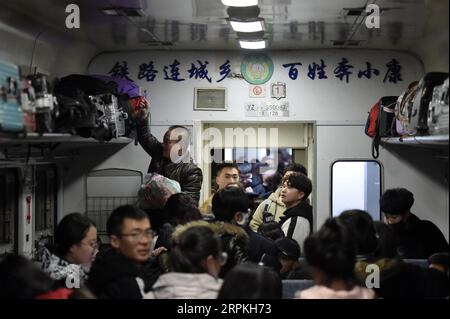 200111 -- LANZHOU, 11. Januar 2020 -- Passagiere bereiten sich darauf vor, aus dem Zug Nr. 7505 auszusteigen, bevor er am Bahnhof Yongdeng in der nordwestchinesischen Provinz Gansu am 10. Januar 2020 ankommt. Der Zug Nr. 7505, der von Lanzhou nach Wuwei fährt, ist ein vierteiliger gewöhnlicher Zug. Der Zug, der mehr als ein Dutzend kleine Bahnhöfe zwischen Lanzhou und Wuwei verbindet, fährt 290 Kilometer in 5 Stunden und 27 Minuten. Der volle Fahrpreis beträgt 18,5 Yuan, etwa 2,7 US-Dollar, der niedrigste Fahrpreis beträgt 1 Yuan. Seit den 1980er Jahren ist sie seit fast 40 Jahren in Betrieb und befördert fast 10 Millionen Passagiere. Während der Sp Stockfoto