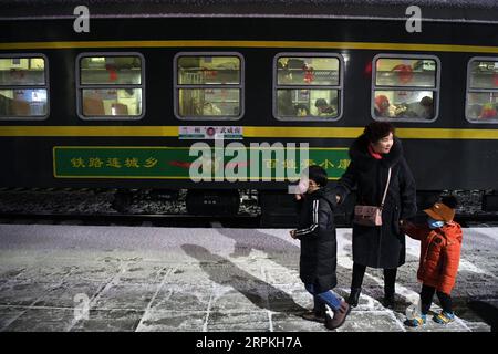 200111 -- LANZHOU, 11. Januar 2020 -- Passagiere steigen aus dem Zug Nr. 7505 am Bahnhof Yongdeng im Yongdeng County, nordwestchinesische Provinz Gansu, 10. Januar 2020. Der Zug Nr. 7505, der von Lanzhou nach Wuwei fährt, ist ein vierteiliger gewöhnlicher Zug. Der Zug, der mehr als ein Dutzend kleine Bahnhöfe zwischen Lanzhou und Wuwei verbindet, fährt 290 Kilometer in 5 Stunden und 27 Minuten. Der volle Fahrpreis beträgt 18,5 Yuan, etwa 2,7 US-Dollar, der niedrigste Fahrpreis beträgt 1 Yuan. Seit den 1980er Jahren ist sie seit fast 40 Jahren in Betrieb und befördert fast 10 Millionen Passagiere. Während der Frühjahrszeit Stockfoto