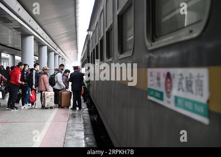 200111 -- LANZHOU, 11. Januar 2020 -- Passagiere stehen am 10. Januar 2020 am Bahnhof Lanzhou in Lanzhou, der Hauptstadt der nordwestchinesischen Provinz Gansu, für den Zug Nr. 7505 an. Der Zug Nr. 7505, der von Lanzhou nach Wuwei fährt, ist ein vierteiliger gewöhnlicher Zug. Der Zug, der mehr als ein Dutzend kleine Bahnhöfe zwischen Lanzhou und Wuwei verbindet, fährt 290 Kilometer in 5 Stunden und 27 Minuten. Der volle Fahrpreis beträgt 18,5 Yuan, etwa 2,7 US-Dollar, der niedrigste Fahrpreis beträgt 1 Yuan. Seit den 1980er Jahren ist sie seit fast 40 Jahren in Betrieb und befördert fast 10 Millionen Passagiere. Duri Stockfoto