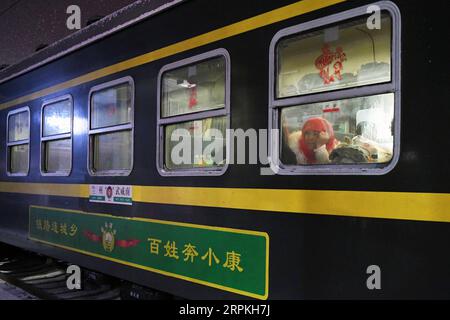 200111 -- LANZHOU, 11. Januar 2020 -- Ein Passagier schaut aus dem Fenster des Zuges Nr. 7505 am Bahnhof Yongdeng im Yongdeng County, nordwestchinesische Provinz Gansu, 10. Januar 2020. Der Zug Nr. 7505, der von Lanzhou nach Wuwei fährt, ist ein vierteiliger gewöhnlicher Zug. Der Zug, der mehr als ein Dutzend kleine Bahnhöfe zwischen Lanzhou und Wuwei verbindet, fährt 290 Kilometer in 5 Stunden und 27 Minuten. Der volle Fahrpreis beträgt 18,5 Yuan, etwa 2,7 US-Dollar, der niedrigste Fahrpreis beträgt 1 Yuan. Seit den 1980er Jahren ist sie seit fast 40 Jahren in Betrieb und befördert fast 10 Millionen Passagiere. Durin Stockfoto