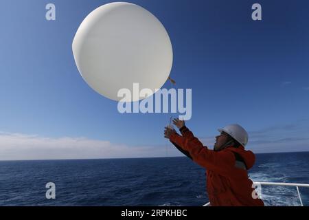 200111 -- AN BORD VON XUELONG 2, 11. Januar 2020 -- Forscher des chinesischen Eisbrechers Xuelong 2 veröffentlichen einen Wetterballon für die meteorologische Beobachtung während der 36. Antarktis-Expedition Chinas, 11. Januar 2020. EyesonSciCHINA-XUELONG 2-ANTARKTIS-EXPEDITION-METEOROLOGISCHE BEOBACHTUNG LiuxShiping PUBLICATIONxNOTxINxCHN Stockfoto