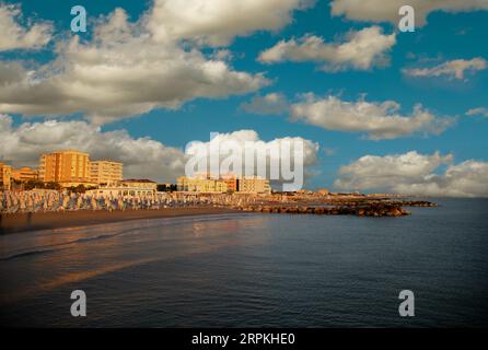 Die Küstenlandschaft von Misano Adriatico besticht mit ihren Sandstränden, azurblauem Wasser und der malerischen Küste Stockfoto