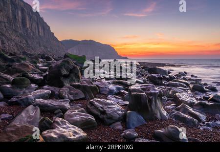 Sonnenaufgang bei Rock A Nore Beach Hastings East Sussex Südostengland Großbritannien Stockfoto