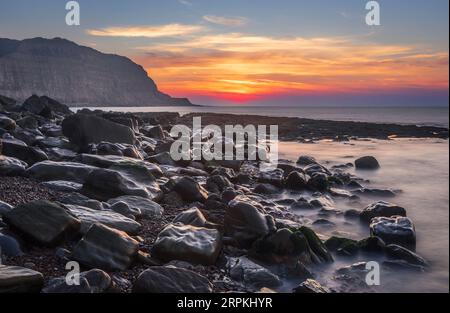 Sonnenaufgang bei Rock A Nore Beach Hastings East Sussex Südostengland Großbritannien Stockfoto